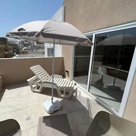 Sweet 1-bedroom Penthouse In The Heart Of It Apartmán